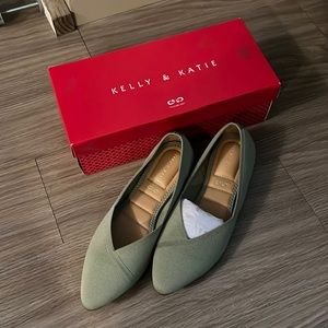 BRAND NEW IN BOX Kelly & Katie Sage Green Flat